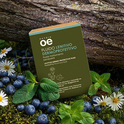 immagine del prodotto fluido lenitivo ambientato su sfondo con mirtilli e margherite